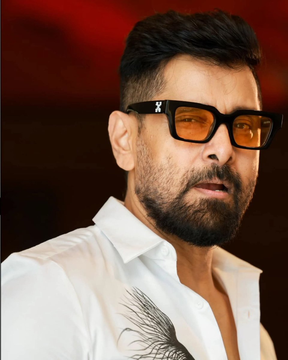 kayaldevaraj's tweet image. Dashing isn’t just a word, it’s #ChiyaanVikram’s default mode. 

#Chiyaan #Vikram