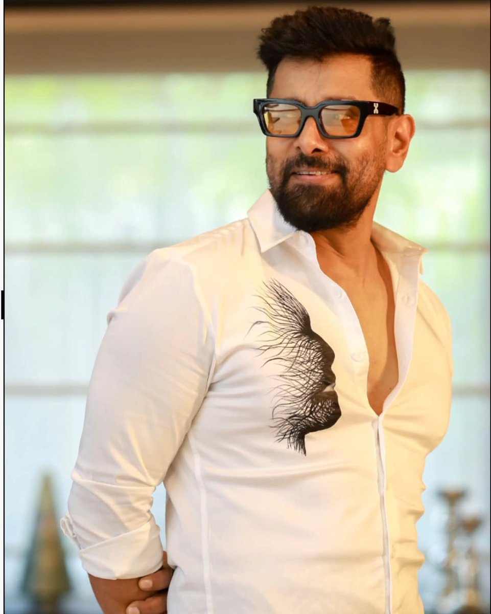 kayaldevaraj's tweet image. Dashing isn’t just a word, it’s #ChiyaanVikram’s default mode. 

#Chiyaan #Vikram