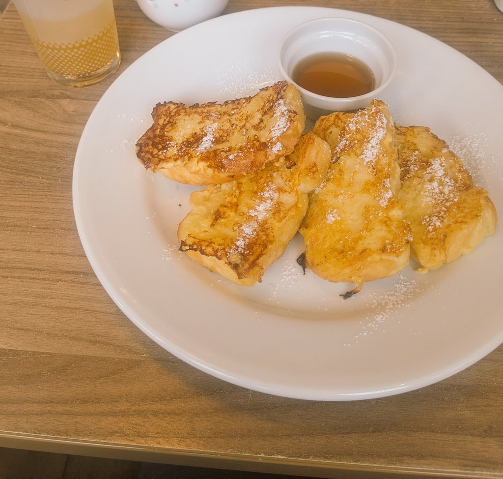 えっ…ちょっと衝撃だったので聞いて…
久々にファミレスでモーニング食べててルンルン✨

私は食べるのが遅く、一気に食べれないのでゆっくり食べていて
お皿にナイフとフォークを八の字に置いていたのね。

そしたら店員さん、下げて宜しいですか？って来てビックリ😨
テーブルマナーをご存知ない？