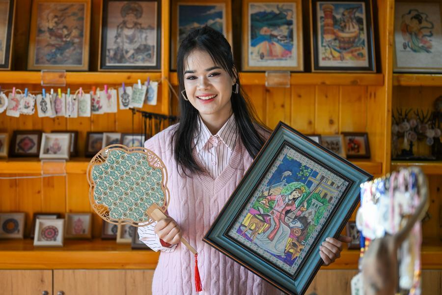 ChinaInPerson's tweet photo. Muyassar Ahmattohti (穆耶赛尔·艾合麦提托合提), a graduate of #Xinjiang #Arts University, is a #designer of cultural products using #mulberry paper. At her workshop in #Moyu County, she passes down this national intangible #cultural #heritage with a #history of 1,000+ years. https://t.co/UXAMB8Cik0