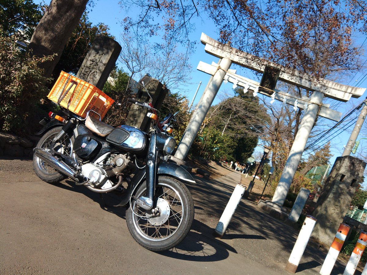 以前C92で燃料パイプの詰まりで止まった時、コンビニの駐車場に生えてた猫じゃらしをホースに突っ込んで詰まりを取ったことがある。

ちゃんと整備しろよって話なんだけど、知識や技術とともに即興の修理術ってのも大事だよね、などと、、、、