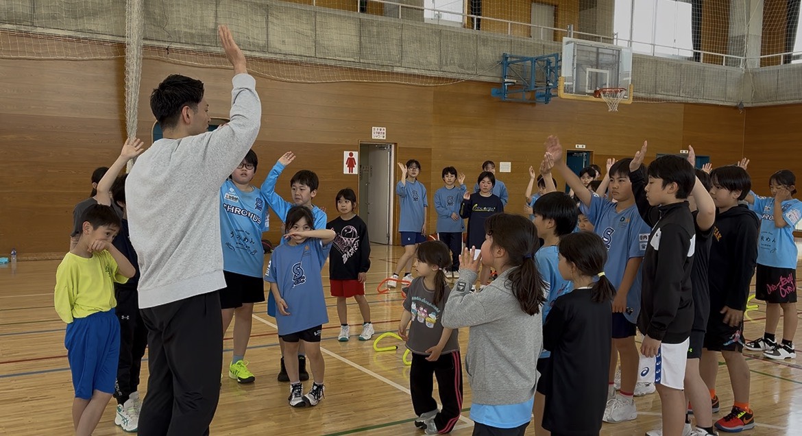 sabc_chronus's tweet photo. 【今月のFearlessトレーニング】

W-up後は、トレーニングの動きが、実際にバスケのどの場面に出てくるのか確認をしながらプレイ🏀
メンバーは、動けるようになってきた自分の体の変化がうれしくて、練習が楽しくて仕方がないようです✨
#SABC  #FEARLESSトレーニング

記事➡️https://t.co/bfTb4gdjeZ https://t.co/OSq95o8ZJN