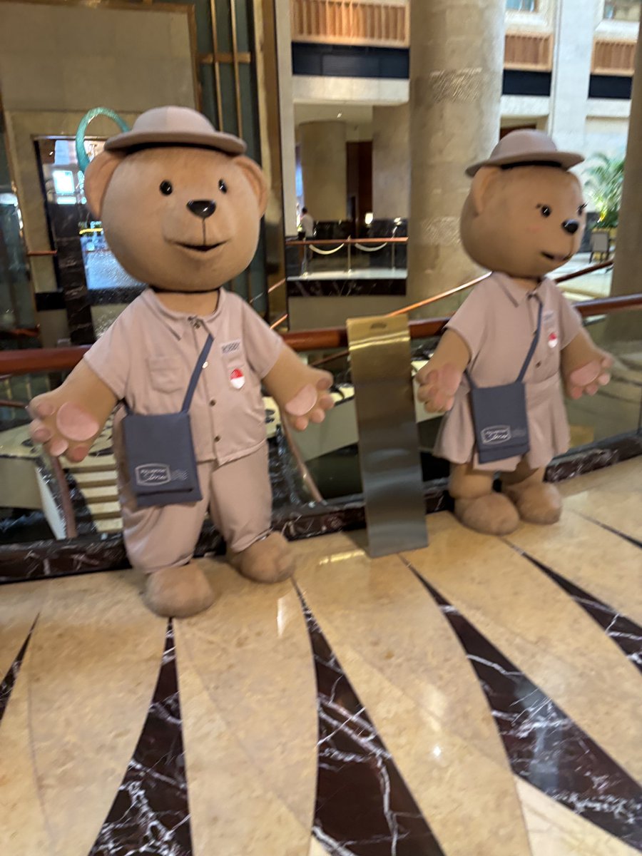 tomomisaayamayu's tweet photo. 歴史あるホテルで壮観🏨
部屋も天井が高くて非日常感ありますね😊

ホテル目の前にマーライオン🦁生息してるみたいなんで、チェックアウト後に観察してから次のホテルに移動！

#フルトンホテル
#FULLERTONHOTEL https://t.co/vPbKGID1vn
