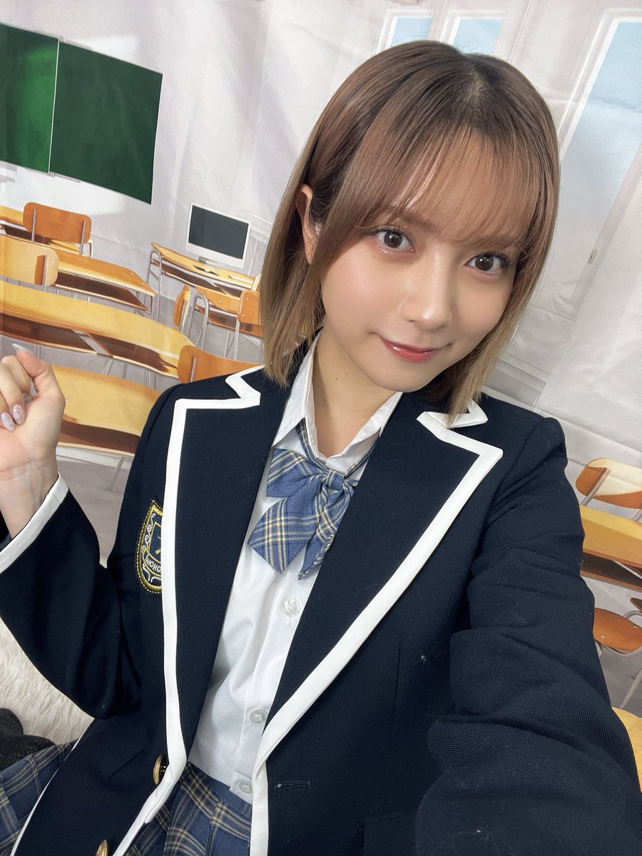 春の宿題チェキ 販売開始しました！ 撮影中です久々の制服………が1着入っ