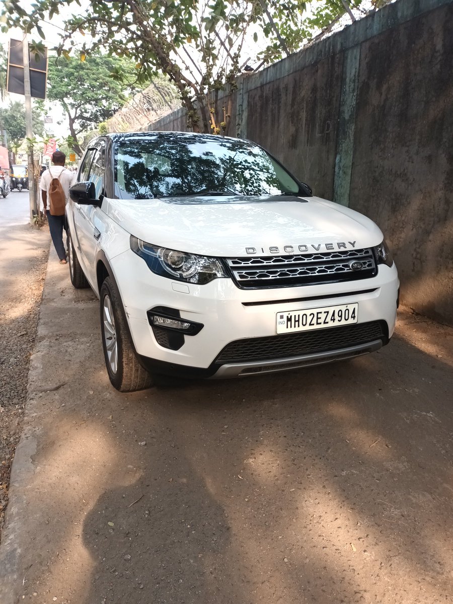 NIRANJANSANE1's tweet photo. @AshwiniBhide @mybmc @MTPHereToHelp @MumbaiPolice 
No footpath to walk jusr outside Gate A Bandra colony aqua metro station no other option but to stop using metro https://t.co/LvaClfxvW5