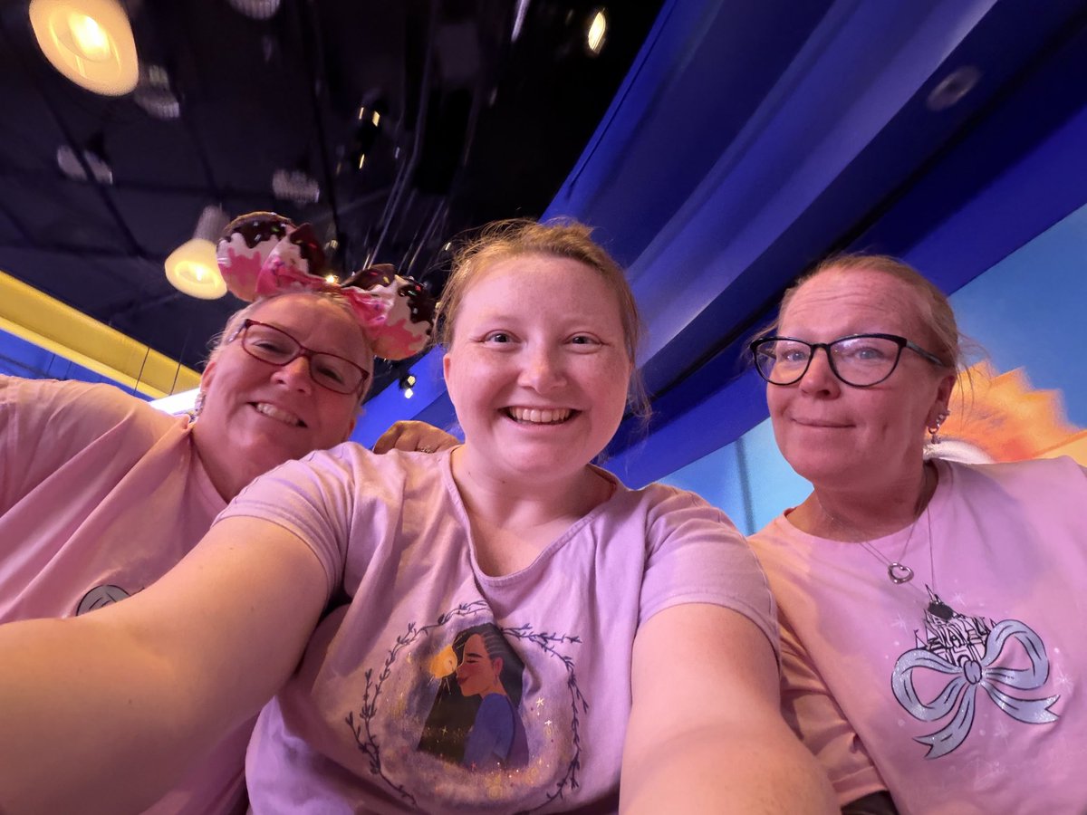 00LOG's tweet photo. Great time at Disney and visiting @VelasquezHayley https://t.co/bNr6uQ8aKh
