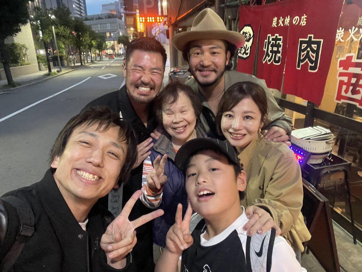 お疲れさま🙌

大阪ワンマンに大学時代の同級生たちも駆けつけてくれました✨✨

20年近く経ってもこうやって駆けつけてくれる仲間たちがいて幸せや😆！！

めちゃくちゃパワー貰って帰って来たからさっそく今週末から関東で爆発させるでー✊🔥

午後からも一緒にがんばろう😁

#ラチエンブラザーズ