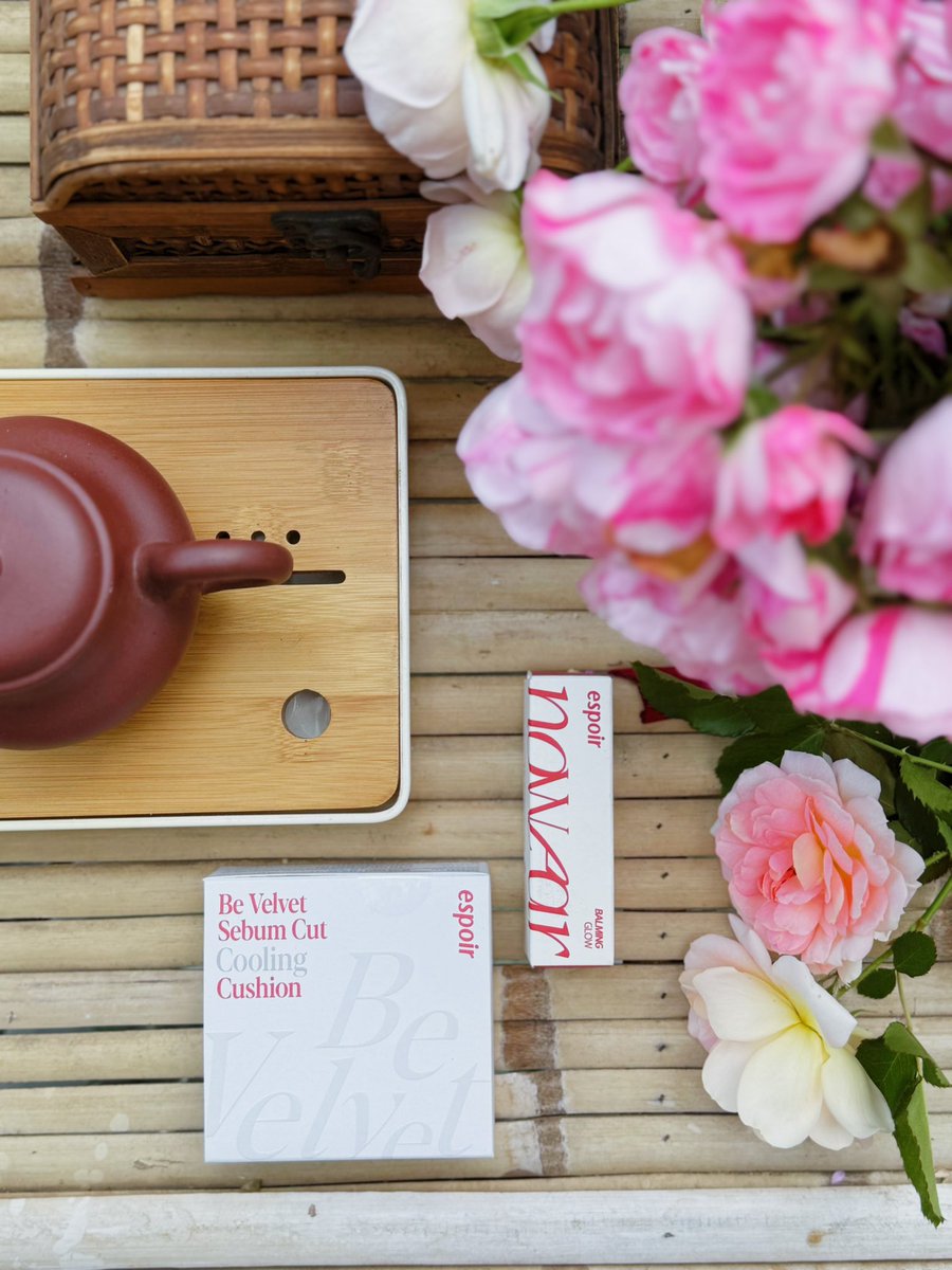 Righteous_Anna's tweet image. Next up… velvet cushion, feathery touch 🪶@OliveYoungShop @oliveyoung Espoir Balming Glow and Cushion for best cooling sensation in the run. A look at day, going on the Righteous way 🗻
#makeup #cosmetics #beauty #trending #viral