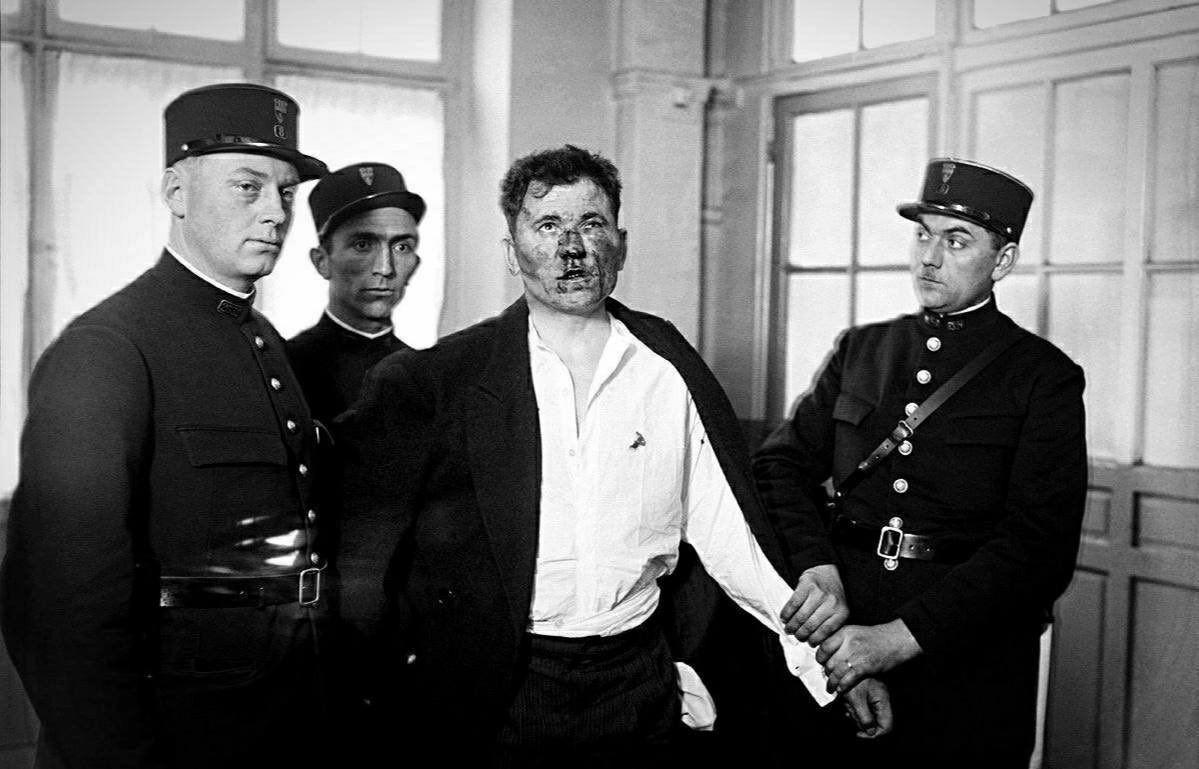 boris25rus's tweet image. Допрос русского эмигранта, писателя и врача Павла Горгулова, Париж, 1932 г. 
 
6 мая 1932 года президент Франции Поль Думер был застрелен в Париже русским эмигрантом Павлом Горгуловым. Во время визита президента на книжную ярмарку в Париж к нему подошел молодой высокий