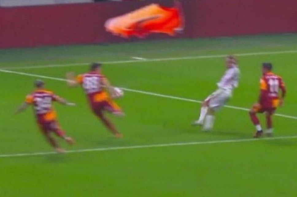 -abi Fener son dakika yiyor Trabzon yiyor ama Gs yemiyor neden ?

-salak kardeşim benim