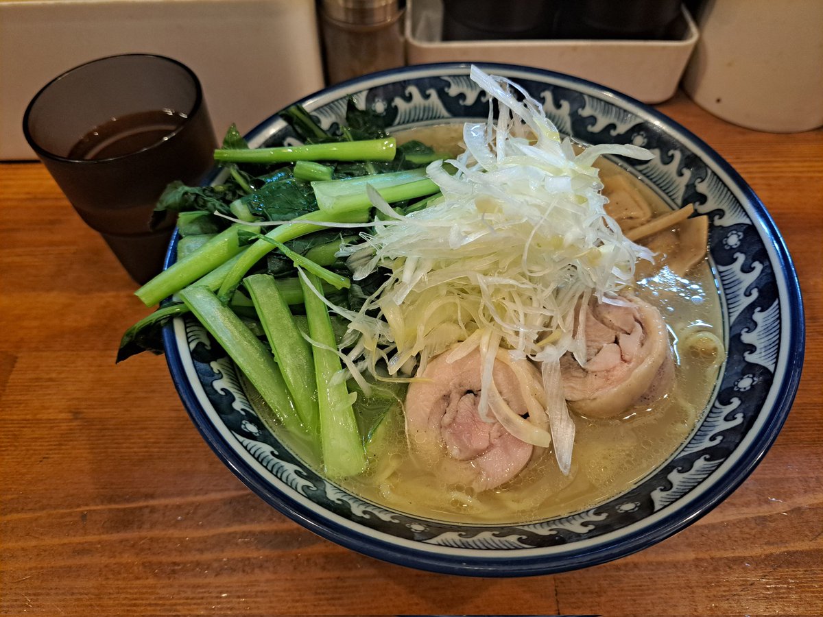 parriko's tweet photo. 小松菜トッピングしたけど思ってた量より43倍多くて溺死しかけた https://t.co/iP92qZqm0G