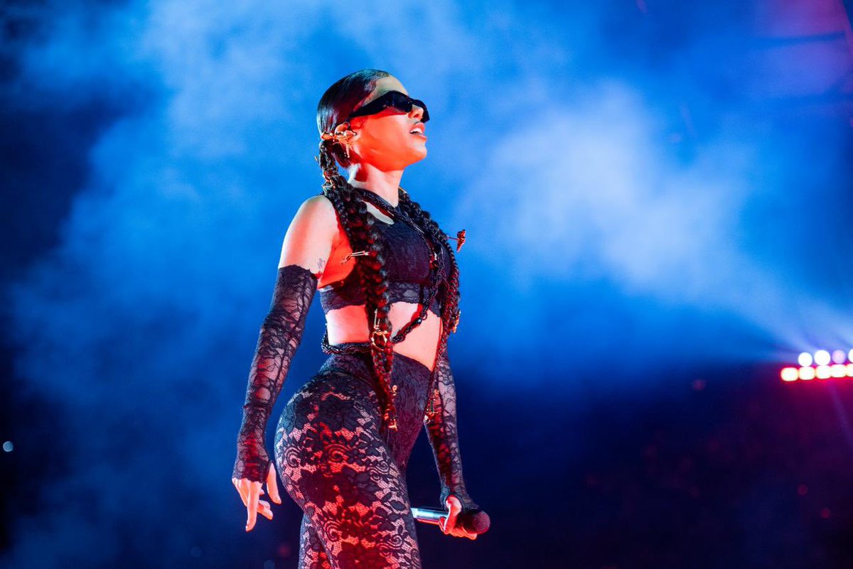 fonteanittabr's tweet photo. Primeiras imagens profissionais de Anitta performando na #AfterHoursTilDawnTour de The Weeknd, no México. https://t.co/wMdQ71vTq6