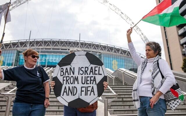 Barras_LATAM's tweet photo. 🇺🇸🇮🇱 Estados Unidos prohibirá la entrada a La Copa Del Mundo a quienes tengan "antecedentes antisemitas" en Redes Sociales.

Las autoridades escanearán redes sociales de solicitantes de Visa que quieran asistir al Mundial.

Si se encuentra algún posteo calificado de Antisemita, la persona será inmediatamente deportada y se le negara la Visa por un periodo indeterminado de tiempo.