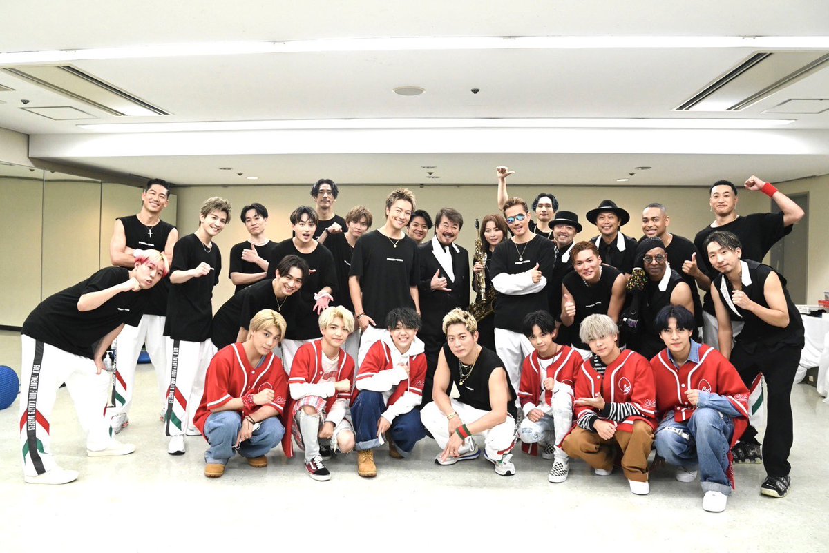 yk_ttny_'s tweet image. EXILEドームツアーにオープニングアクトでロラコとカラブをパフォーマンスしていたLILが4年の月日を経て EXILEのサポートメンバーとして参加するのが感慨深い🤍🫧楽しみにしているよ〜🥰#LILLEAGUE