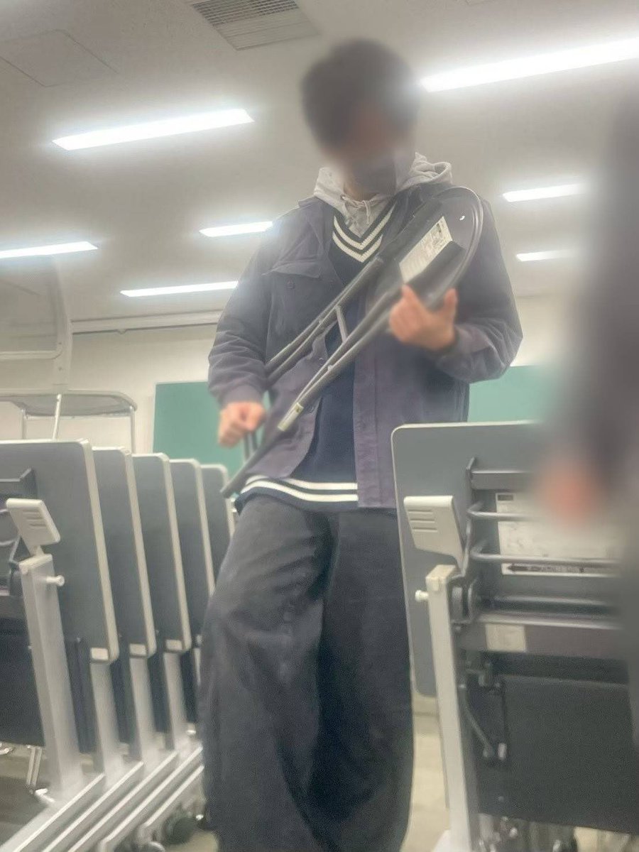 gekidan_lambda's tweet photo. ①しゆ
②22期
③システム管理,照明部門員　など
④裏方志望だったけど、気づけば舞台に立つのも好きになっていました。
⑤忠犬ハチ公,酔うとニコニコしてる,チュルリラ・チュルリラ・ダッダッダの人,死す管,セリフ魔改造機,お坊ちゃん,なんか、服が青い,たまに指示語だけで会話してる https://t.co/iBeXOZjIw3