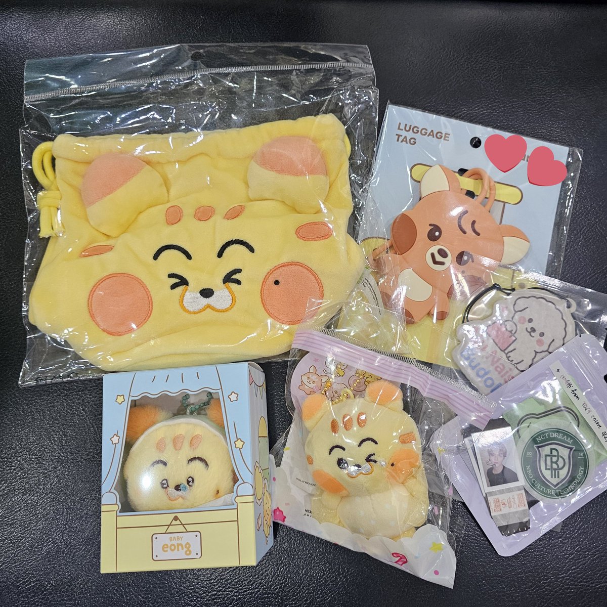 baskinfullsun's tweet photo. and the retail therapy continues ❤️‍🩹 thank you so much @ajunaiseubudolz for the pasabuy 🫶🫶🫶 https://t.co/lmA0rkUnoj