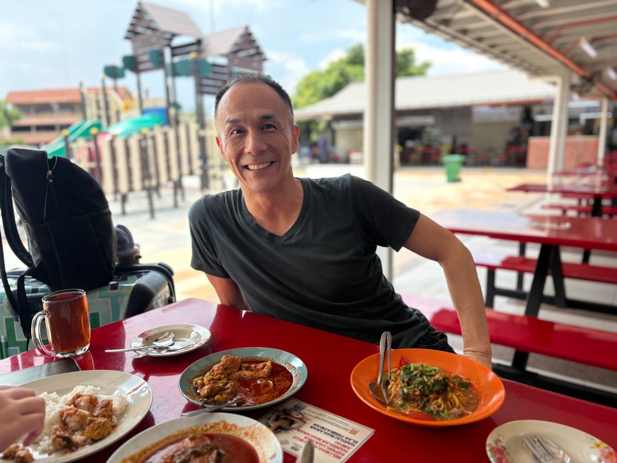 taro_tez's tweet photo. 出張で行った古い港街ムアーが美食の穴場すぎた。名物の魚卵タマリンドソース和えが実に後を引く。バスターミナル前のコピティアムも驚きの名店。半島マレーシアは北部は甘く、南部は辛い味付けとのことで、後者の方が好みかもしれない。 https://t.co/bxHQGZFWsJ