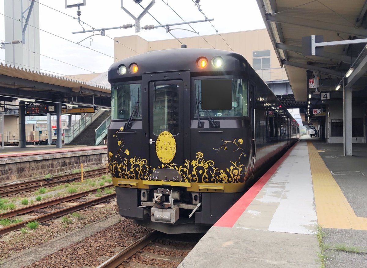 この間 キハ189系と初遭遇した。
キハ189を改造した、キロ189 観光列車 はなあかり。
