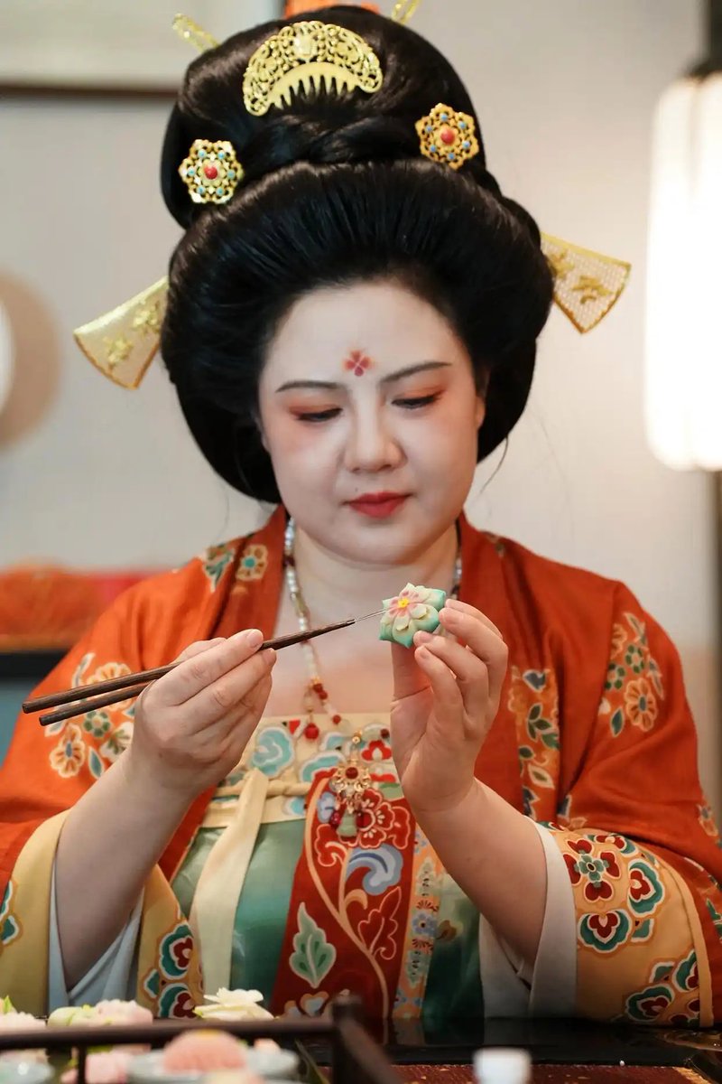 ChinaInPerson's tweet photo. Li Huan (李欢) is a #Xian-based entrepreneur who is keeping the ancient Tang Dynasty Tangguozi desserts (唐菓子) alive. She offers visitors immersive cultural experiences where they can create handmade #desserts, sample Tang #tea, learn the culture, &amp; of course look the part too! https://t.co/ouBF5sZ5eB