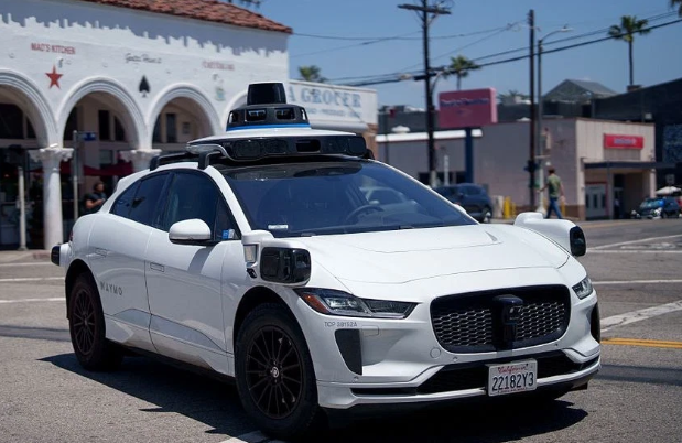 News4SA's tweet photo. WAYMO WEATHER TROUBLES | https://t.co/8AslN2WKtw
Waymo says it has temporarily paused its local operations after flooding affected road conditions in the area. During a period of heavy rain, Waymo said an unoccupied vehicle entered a flooded roadway and was pulled into a waterway https://t.co/LMlA70lhVp