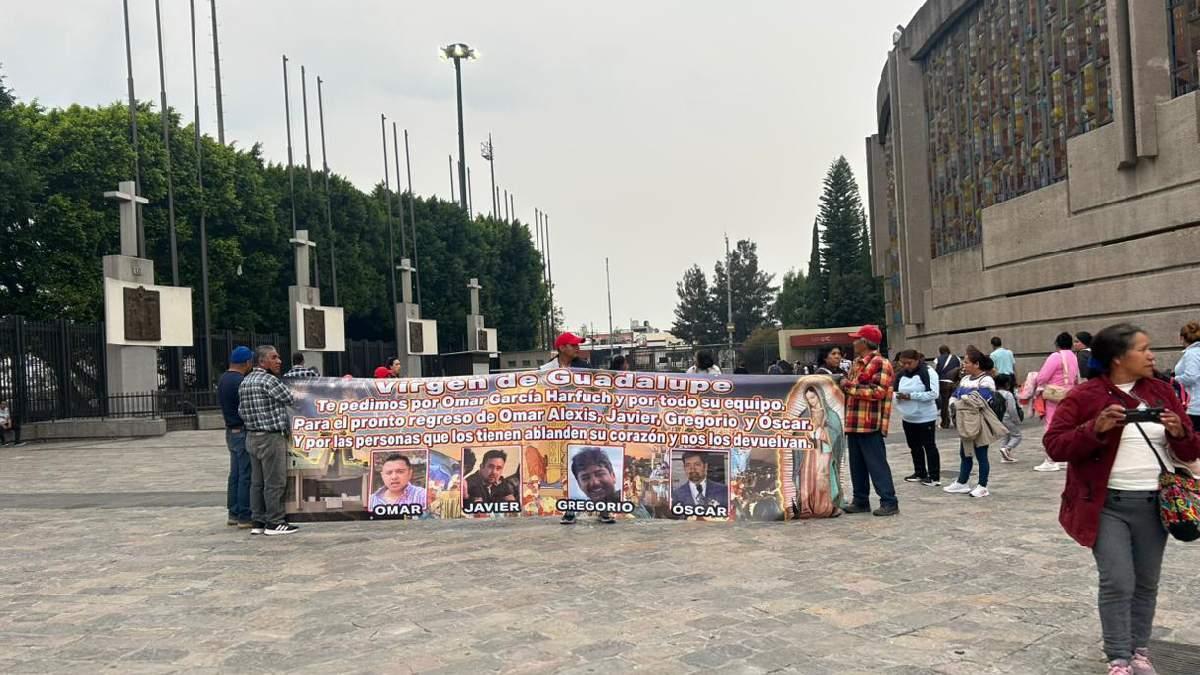 UnoNoticias's tweet image. Familiares bloquean Constituyentes para exigir avances en caso de jóvenes desaparecidos en Mazatlán. #Seguridad unotv.com/estados/ciudad…