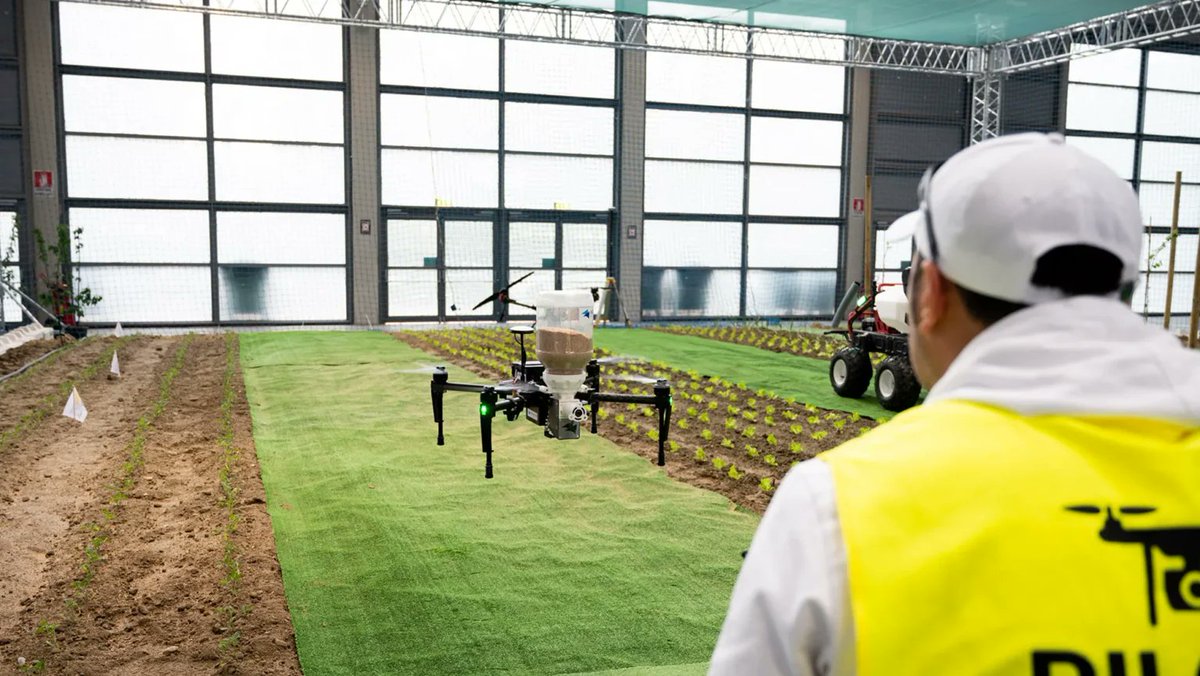 vaielettrico's tweet photo. #Droni e #robot. Se ne parla a #macfrut la fiera di #Rimini che prende il via oggi https://t.co/90oCcUFLUV https://t.co/elk1qWAECl
