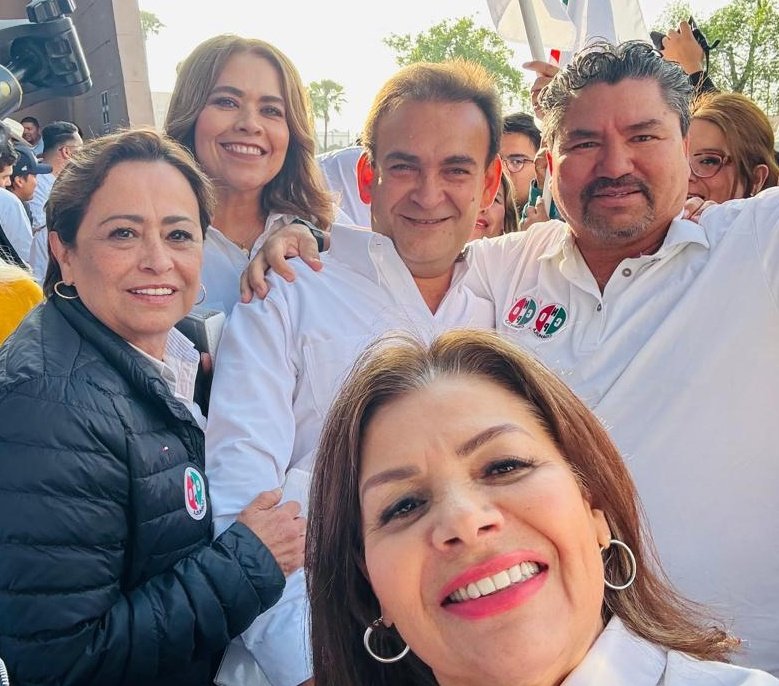 CNOPCoahuilaMX's tweet photo. La #CNOP #Coahuila, encabezada por nuestra Secretaria General, la Mtra. Delia Margarita Siller Zùñiga, hizo acto de presencia en el 📝registro de las compañeras y compañeros priistas que aspiran a contender por una diputación local.

#SomosCNOP #SomosPRI https://t.co/t6UuIVAAbE