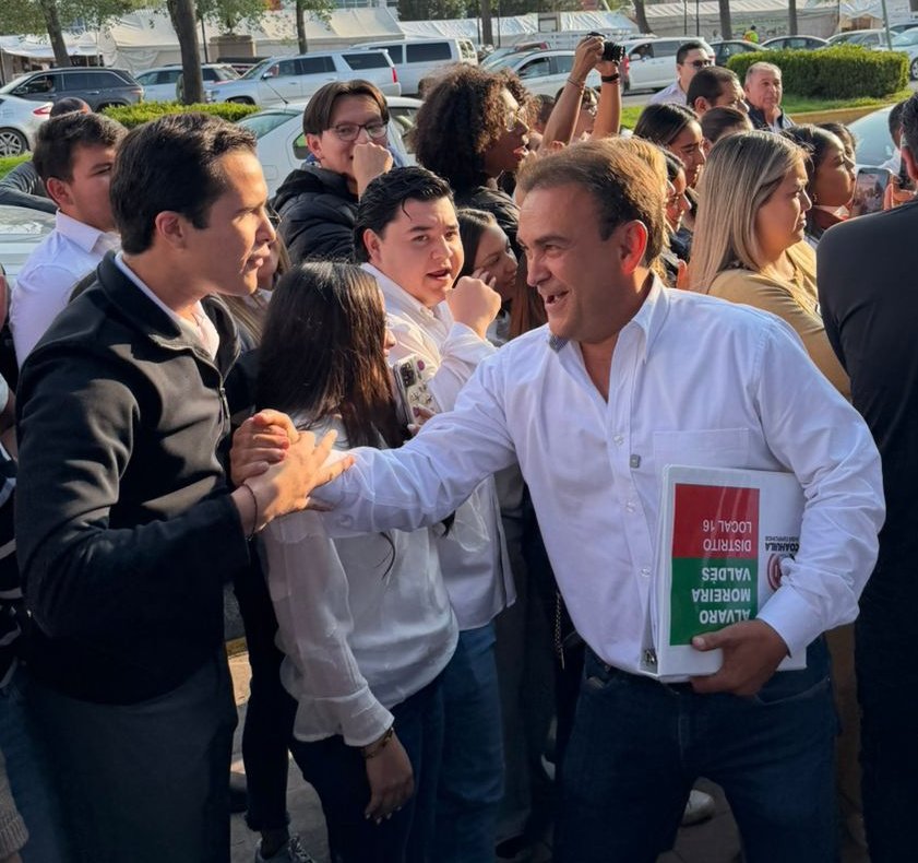 CNOPCoahuilaMX's tweet photo. La #CNOP #Coahuila, encabezada por nuestra Secretaria General, la Mtra. Delia Margarita Siller Zùñiga, hizo acto de presencia en el 📝registro de las compañeras y compañeros priistas que aspiran a contender por una diputación local.

#SomosCNOP #SomosPRI https://t.co/t6UuIVAAbE