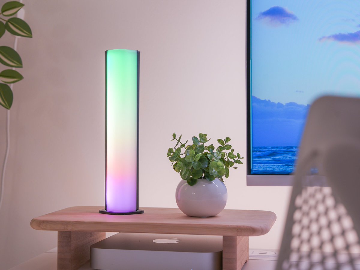 reni1chang's tweet image. 【追加したもの2️⃣】
IKEA／スカフトセルヴ（小型LEDバーライト）💡

正直、合わないかな？と思ったんですが、
デスクシェルフに置いたら、グラデーションのゆらぎが思った以上に綺麗で癒されました🌿

横置きで小物の背景を光らせてもかわいい。

安いのに、ちゃんと雰囲気が出るライトでした✨
#IKEA