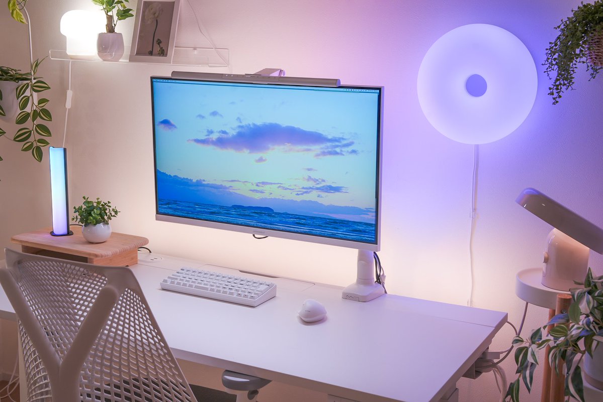 reni1chang's tweet image. 【追加したもの2️⃣】
IKEA／スカフトセルヴ（小型LEDバーライト）💡

正直、合わないかな？と思ったんですが、
デスクシェルフに置いたら、グラデーションのゆらぎが思った以上に綺麗で癒されました🌿

横置きで小物の背景を光らせてもかわいい。

安いのに、ちゃんと雰囲気が出るライトでした✨
#IKEA