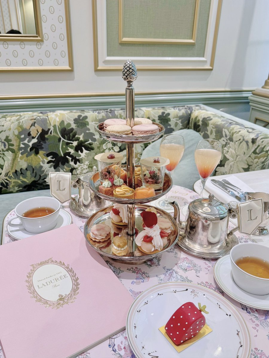 723_addict's tweet photo. LADUREE とcathkidstonのコラボアフターヌーンティー🎀 ✩
オリジナルスイーツが可愛い🪞✧°.

@ladureejapon @CathKidstonJPN https://t.co/DisvqxgOyb