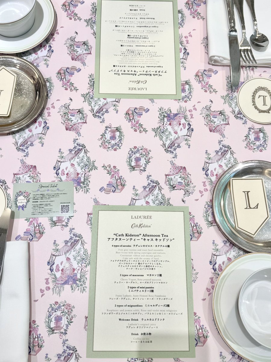 723_addict's tweet photo. LADUREE とcathkidstonのコラボアフターヌーンティー🎀 ✩
オリジナルスイーツが可愛い🪞✧°.

@ladureejapon @CathKidstonJPN https://t.co/DisvqxgOyb