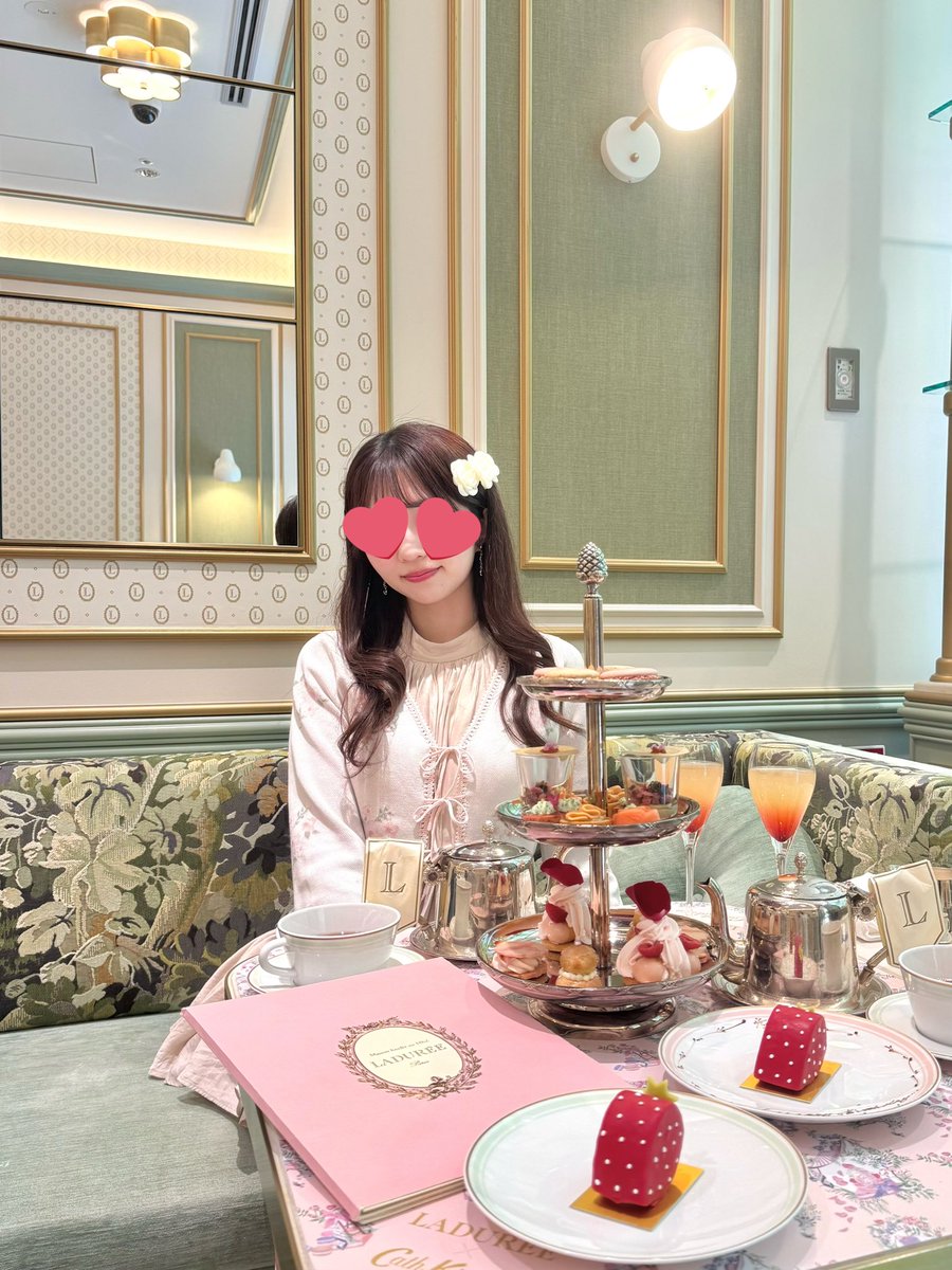 723_addict's tweet photo. LADUREE とcathkidstonのコラボアフターヌーンティー🎀 ✩
オリジナルスイーツが可愛い🪞✧°.

@ladureejapon @CathKidstonJPN https://t.co/DisvqxgOyb