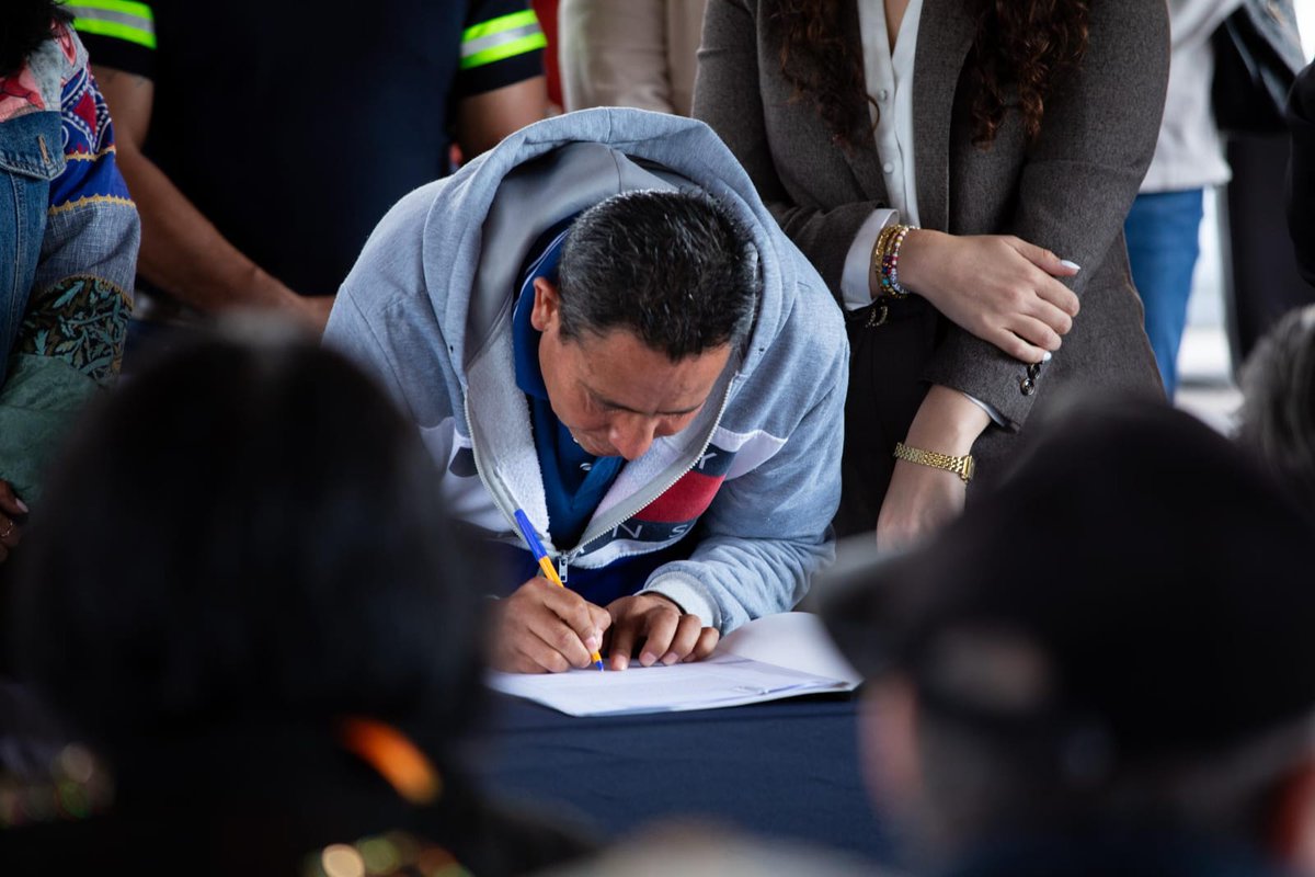 AlertaQro's tweet image. 🏡 Entregan escrituras para 140 familias en San Juan del Río con programa de regularización 📄

🧾🏛️ El alcalde, Roberto Cabrera, encabezó la entrega con el Programa “Con Tu Regularización Un Mejor San Juan”. 👥

Revisa los detalles 📘 wp.me/p8iMZT-13Q5

#Querétaro