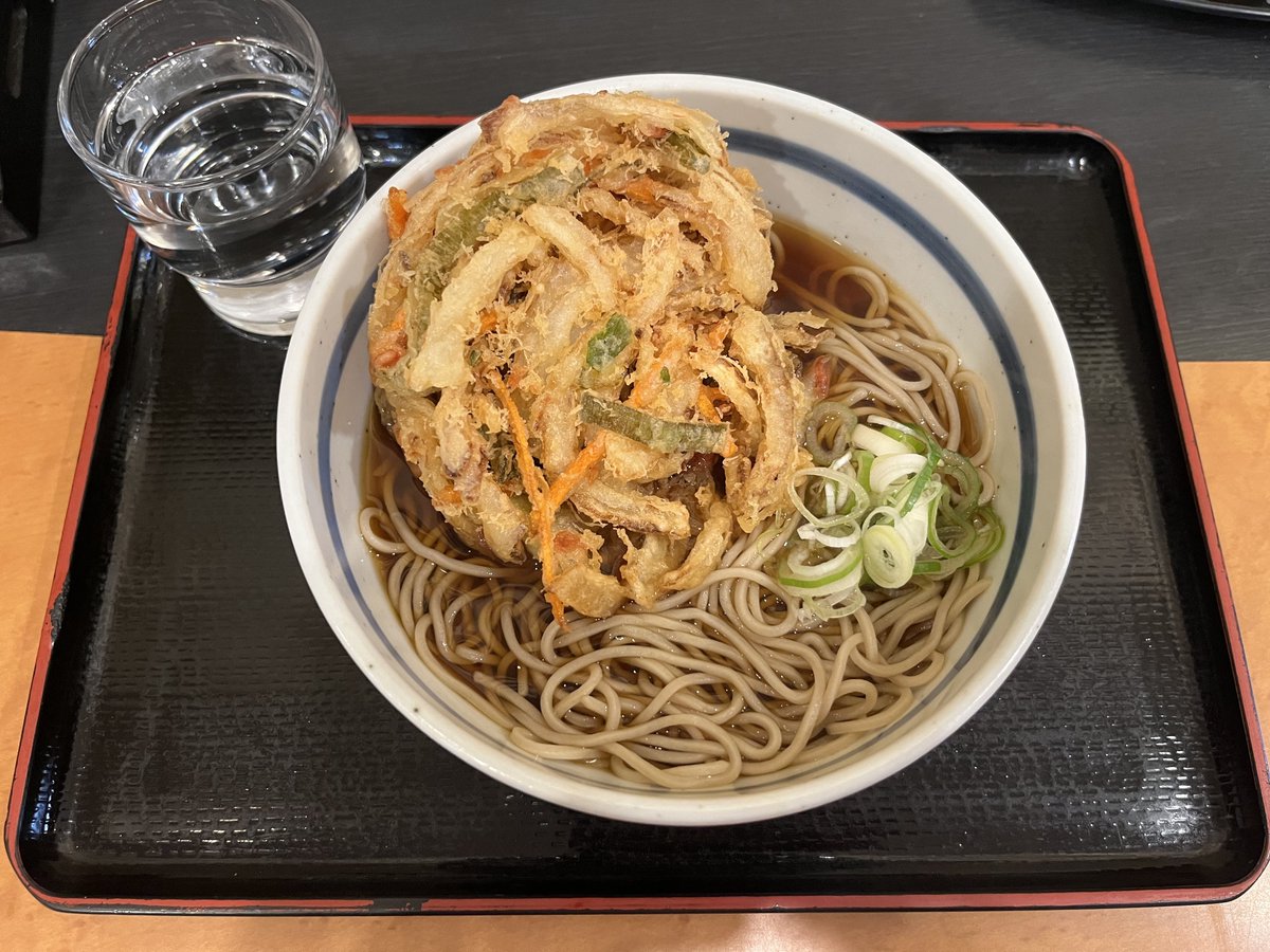 ogt1001's tweet image. 昼は、都営浅草線三田駅A3出口すぐにある 蕎麦一心たすけ 田町店 にて、天ぷらそば 600円 でした！

天ぷらは、かき揚げをチョイスしました。

かき揚げは極厚のザクっと食感で、玉葱・人参・長葱に干し海老も入ってたかな♪

ご馳走様😋

#ソバ #SOBA #ランチ #立ち食い #立食い #立喰 #港区 #東京都