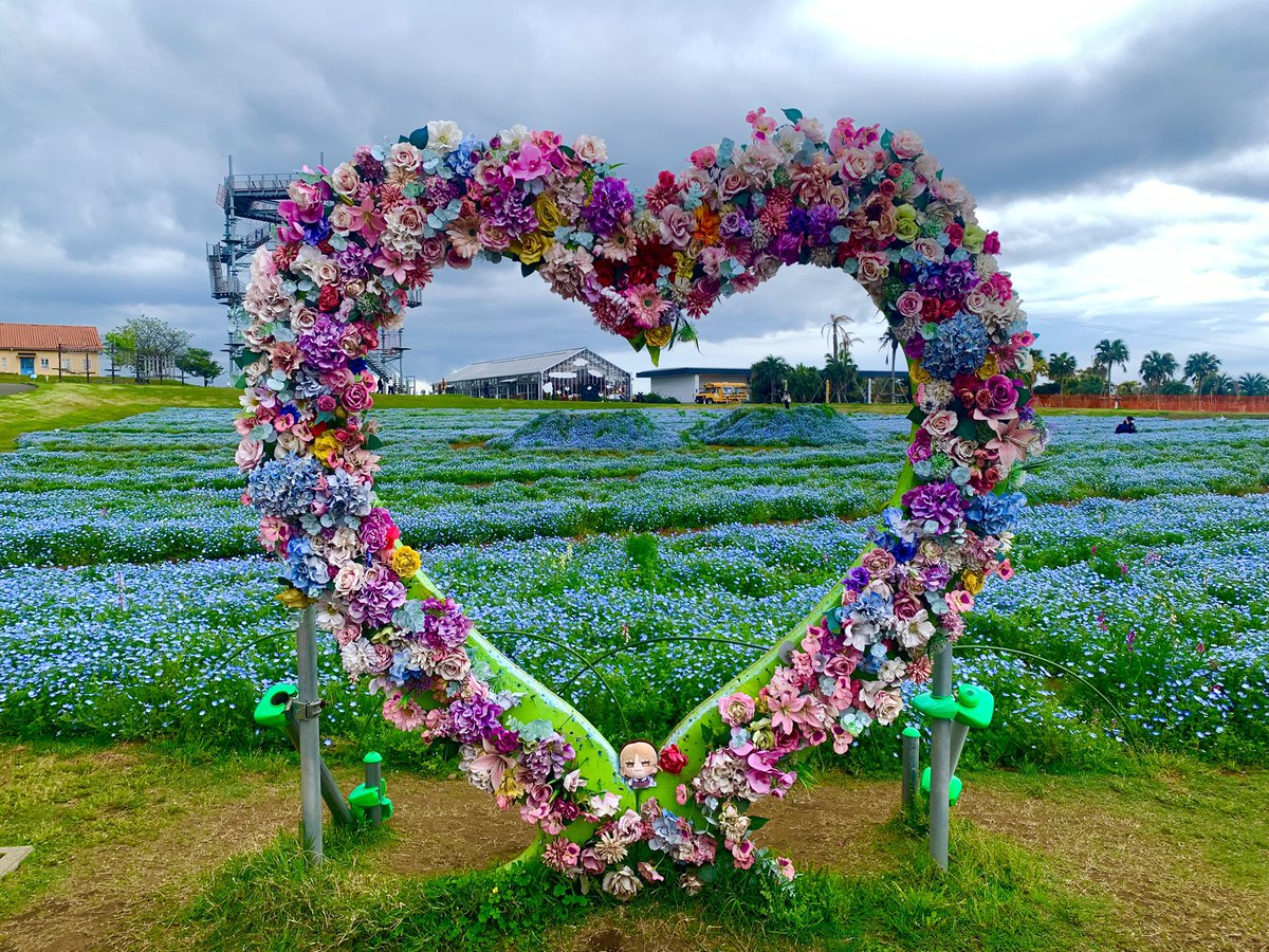 ちいさきクレアさんとネモフィラお花見デートしてる
