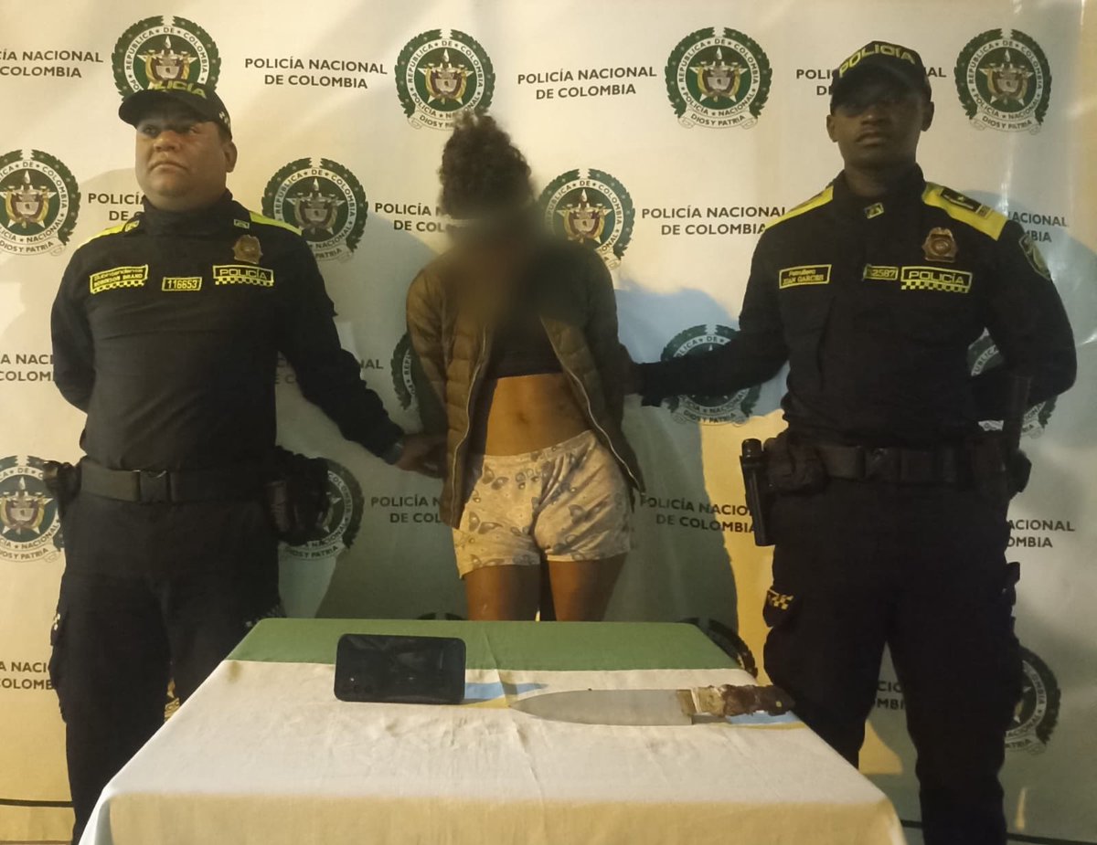 PoliciaCali's tweet photo. 🔺 #ClickPolicial | ¡No le permitimos escapar! En el barrio Alfonso López, capturamos a un hombre que minutos antes había hurtado un celular mediante intimidación con arma cortopunzante.
🟥🟥 El capturado y el elemento recuperado fueron dejados a disposición de la @FiscaliaCol. https://t.co/0bYVM1wZWd