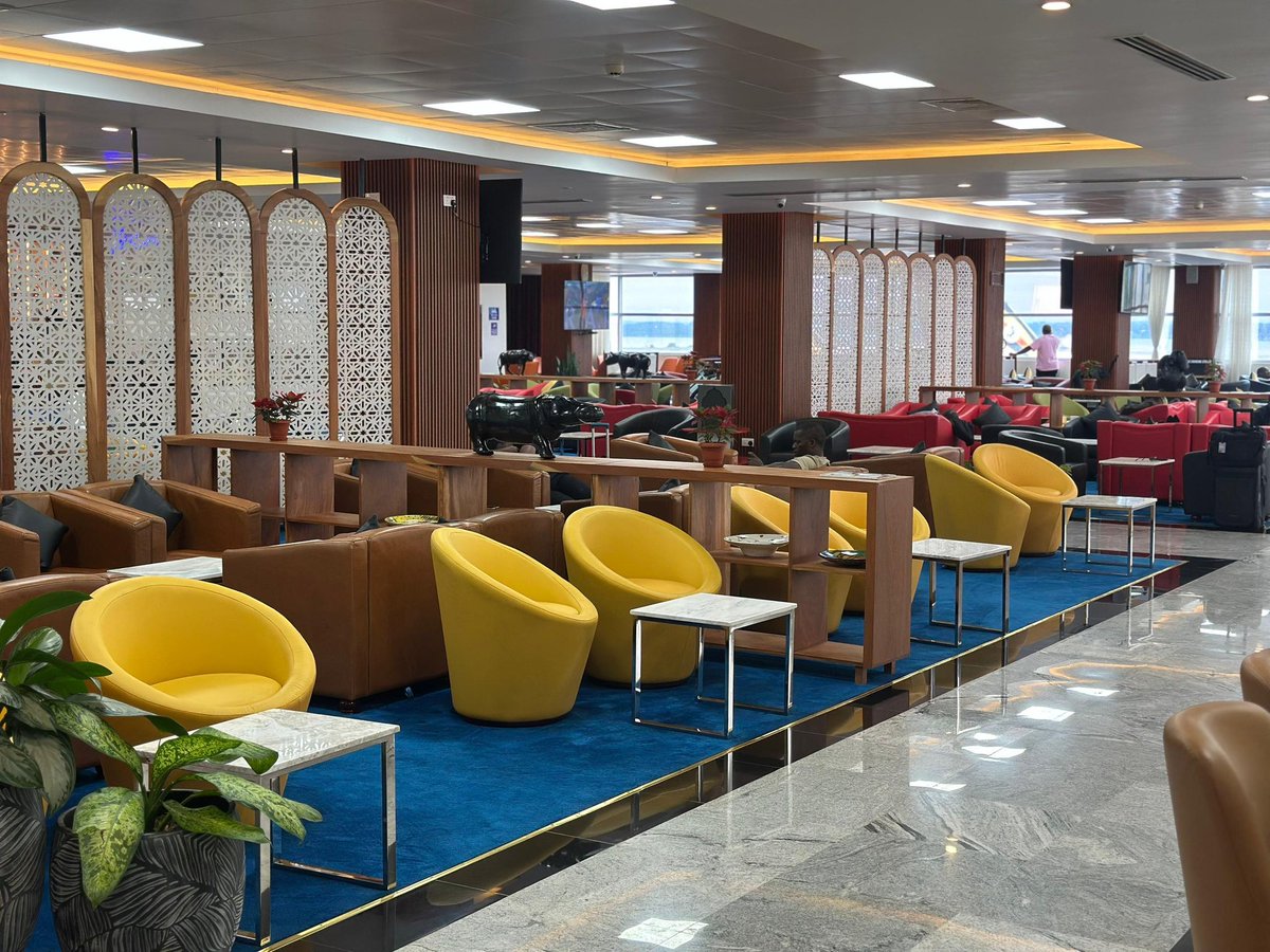 DamalieNd53457's tweet image. Entebbe Airport's new terminal is opening soon  Boosting capacity to 3.5m passengers, with 5 aerobridges &amp;amp; self-check-in kiosks. Uganda's ready #EntebbeAirport #UgandaAviation #GoldenPosts @UgandaCAA