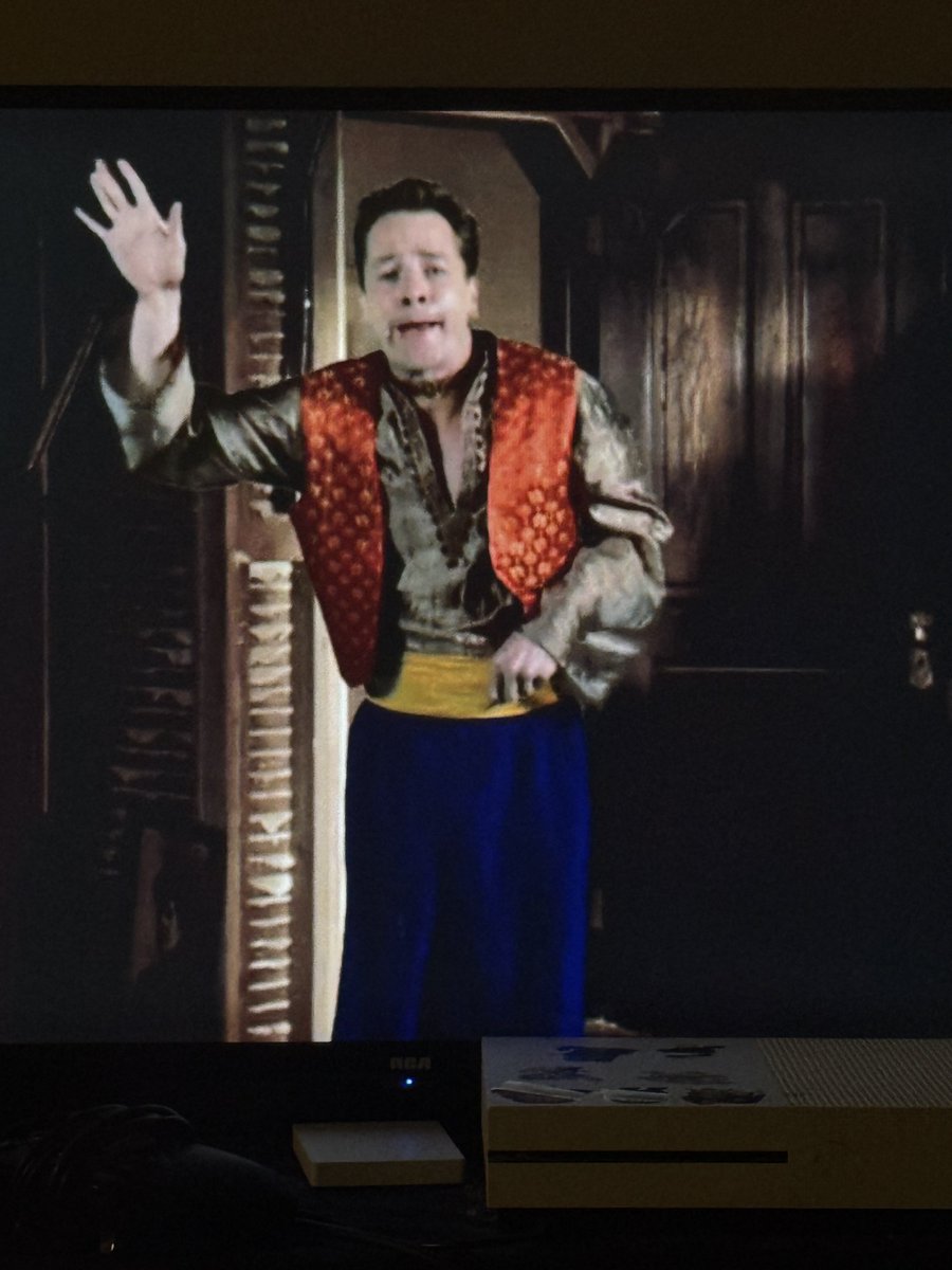 DanMac2014's tweet image. This guy is NOT #Aladdin… anyone know who he is? #TVSeries #MondayNight