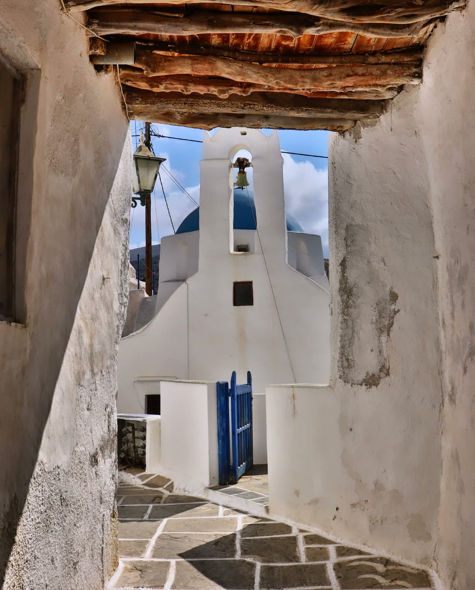 GreekPictures's tweet image. Through a quiet passage, a chapel reveals itself, framed by time, stone, and sky. In #Ios #Island, even the smallest corners carry a sense of calm, faith, and timeless beauty. 🇬🇷
📷 @ChristinaA39295
