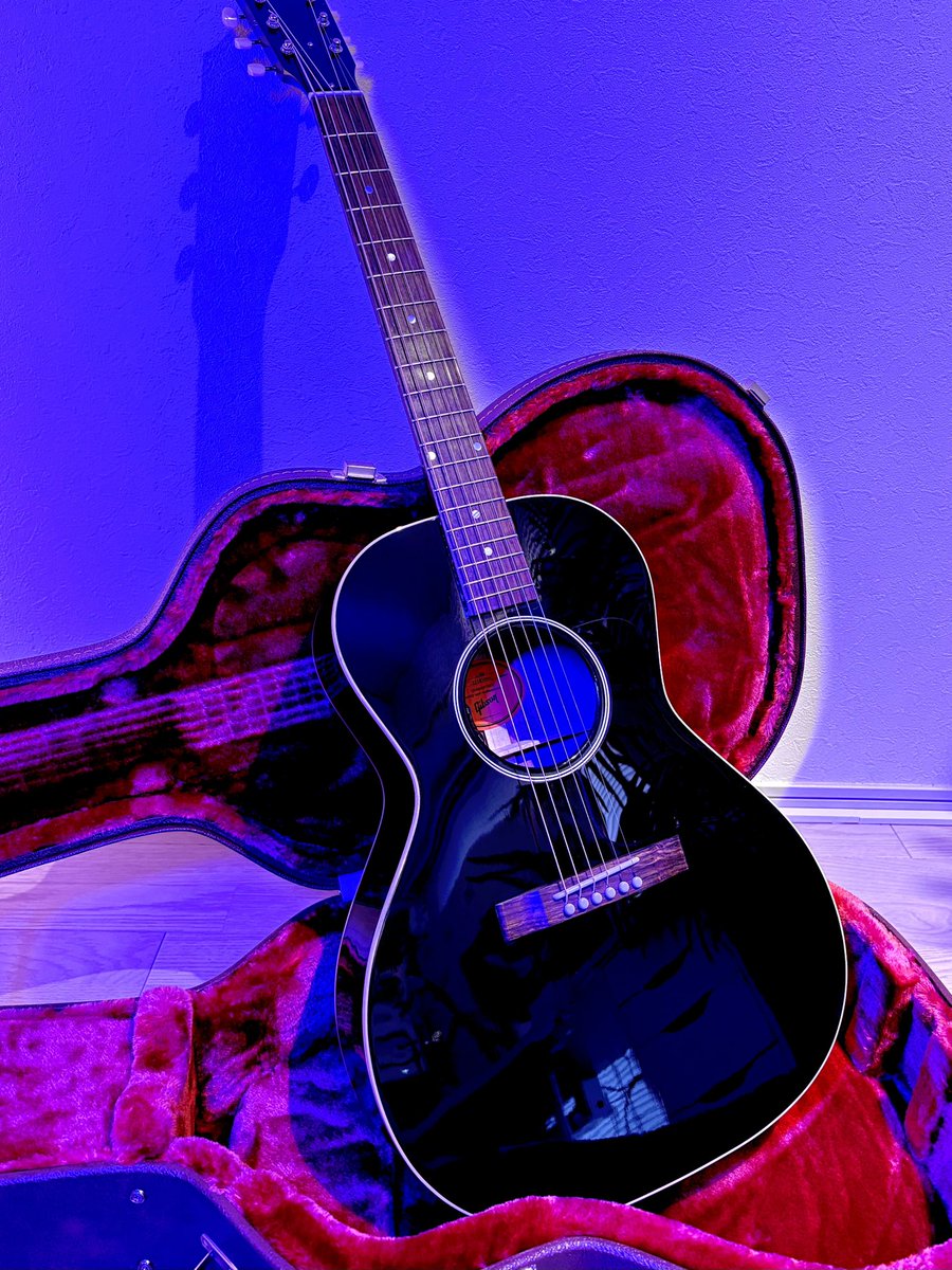 UoU_2020's tweet photo. 上機嫌！

GibsonのL-00の黒ゲットっす！

J-45程低音が鳴りすぎないから歌の邪魔しないし、中音はしっかり出ててるからピッチもとりやすい。
ボーカルと相性いいアコギ。
小ぶりで弾きやすいし綺麗めな衣装とも合わせやすいしね。

今日はこの子を持ってリハ！

4月26日に六本木でライブのサポート！ https://t.co/CFbRQBGQpq