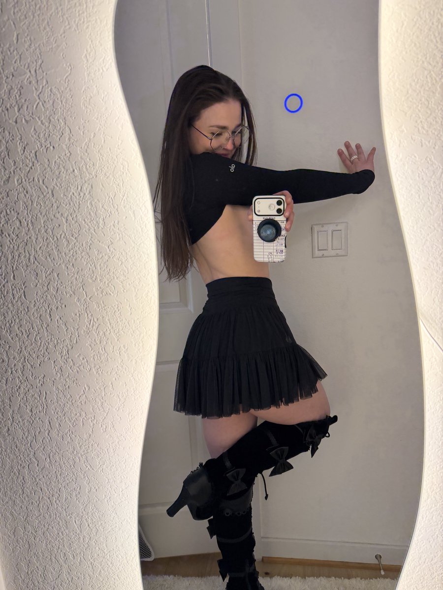 butteredkayla's tweet photo. Funhouse mirror https://t.co/YqIFmZd80Y