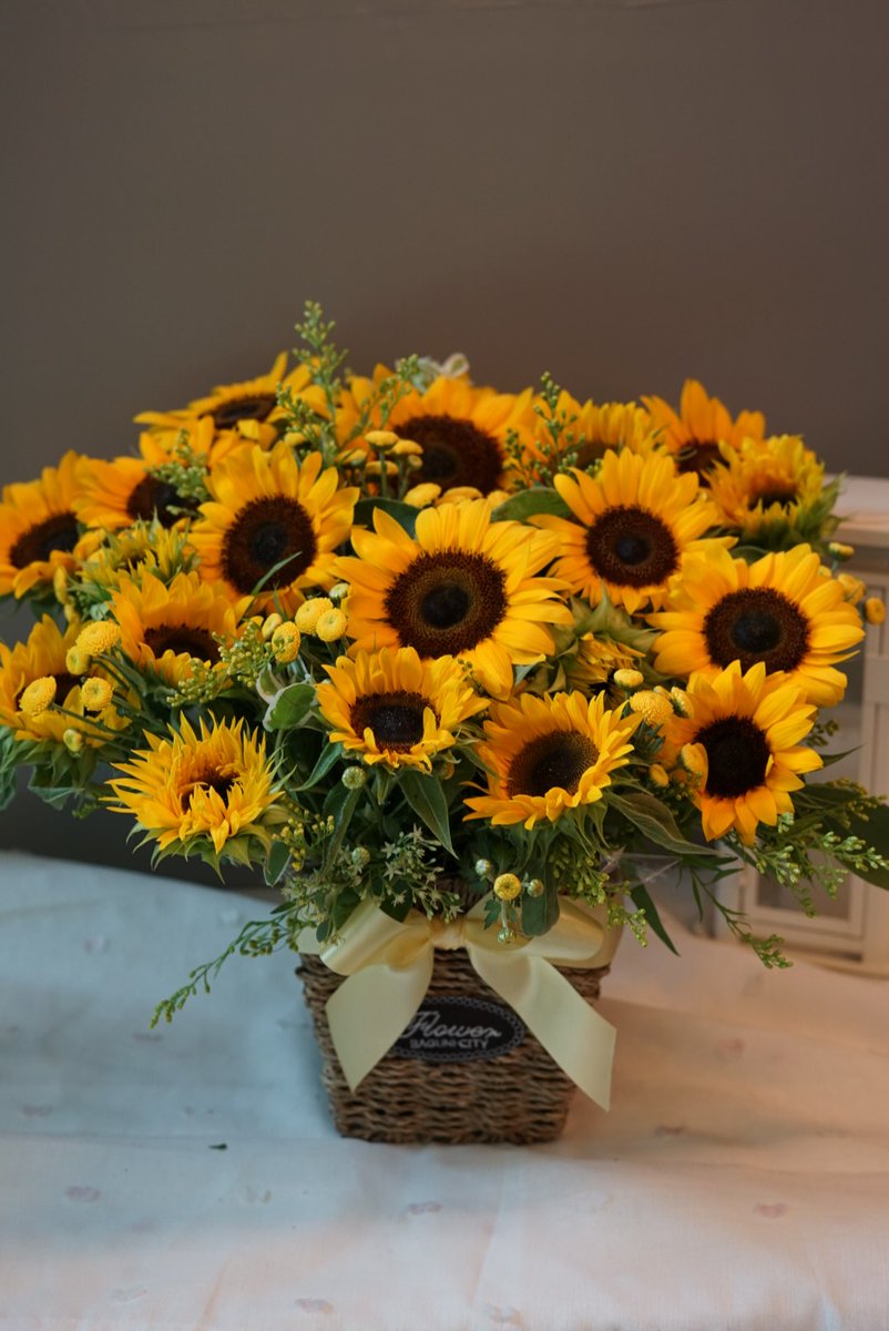 flowergiftkorea's tweet image. Did you know? 🌻
Sunflowers mean “I admire you.”
Yellow says “You are my sunshine.”
“I only have eyes for you, and like the sunflower, I will always turn towards you.” 💛✨

#sunflower #FlowerGiftkorea #USA #brazil