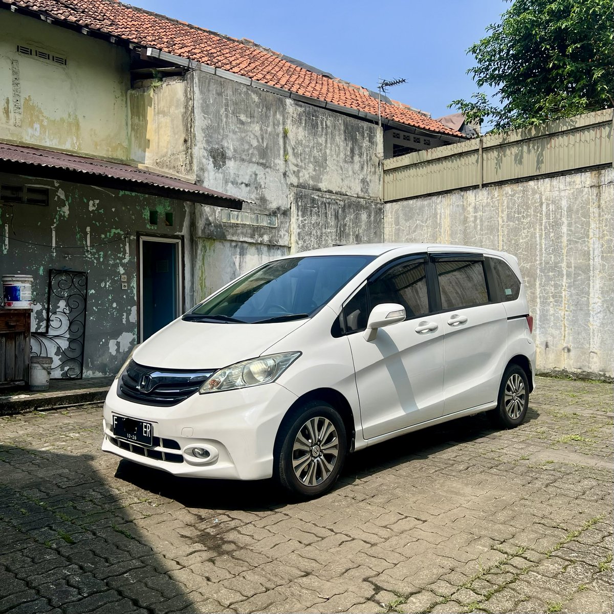 PIM08_'s tweet photo. * Tukar Tambah / Kredit Welcome *
• Honda Freed SD 2015 Matic •
- Plat F kota Bogor ( Genap )
- Pajak aktif Oktober 2026
- Surat-surat lengkap (bpkb,stnk,faktur)
- Kunci lengkap ada 2
- Buku servis &amp; manual ada

#hondafreedsd2015 #hondafreed2015 https://t.co/ikGOdmKSaw