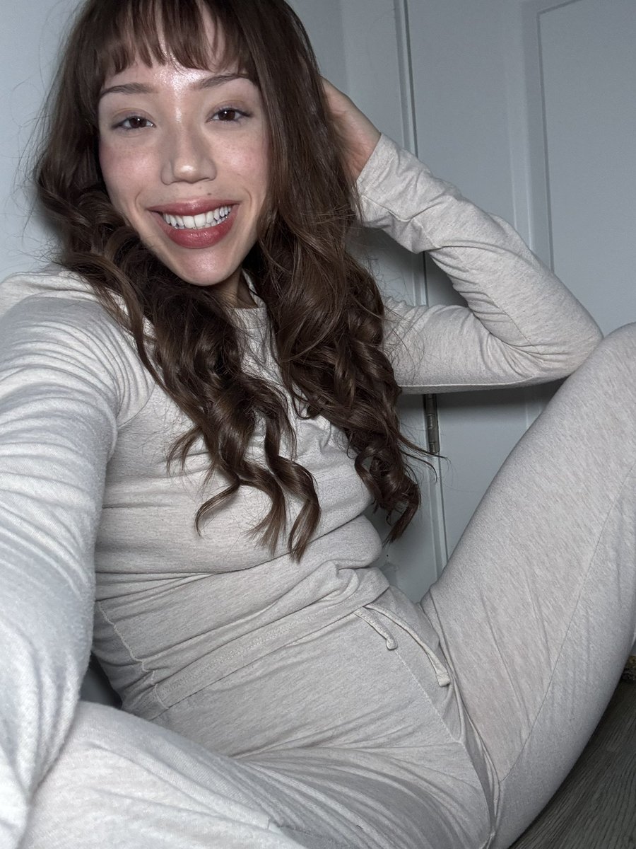 itsashleydamico's tweet image. 1st or 2nd pic?!
#longtongue #vore #prettygirls #fyp #weightloss