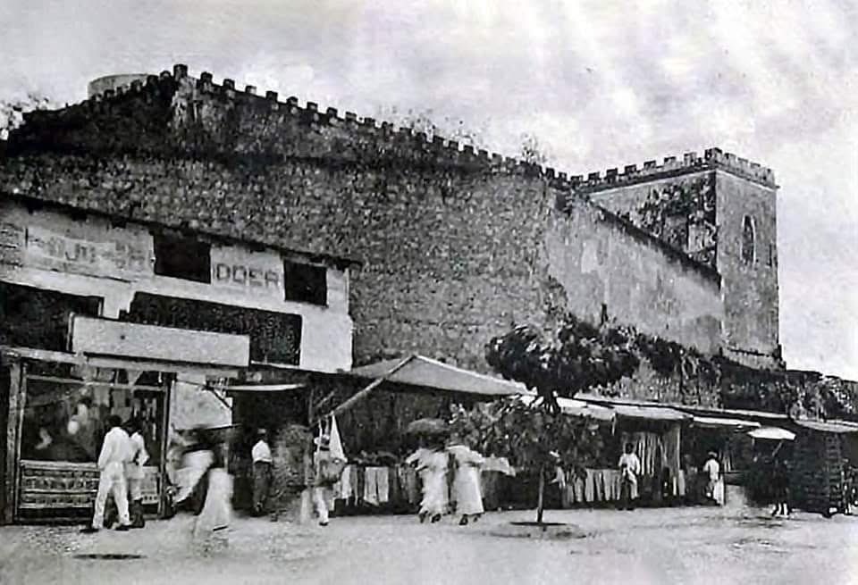 edificiosmayas's tweet image. HACE ALGUNOS AÑOS ASI LUCIA EL MERCADO DE SAN BENITO

La vista del lado poniente de la Ciudadela de San Benito en 1910.  Esta imagen fue tomada Constantine Rickards y titulada "Sitio de las murallas de la antigua ciudad maya de Th'o, ahora #Mérida".