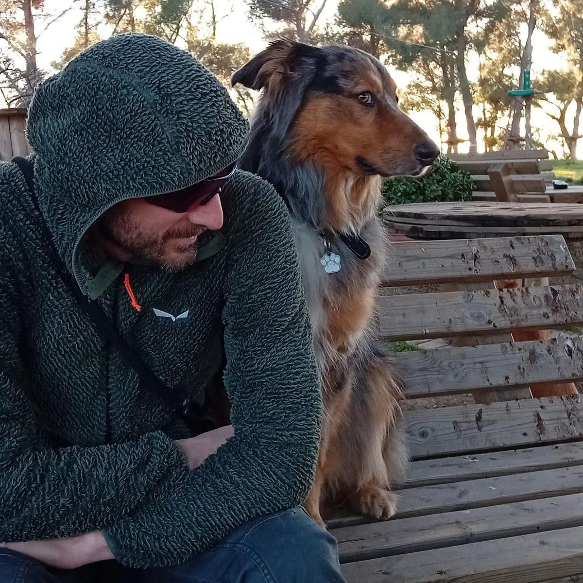 Pensierino della sera: un anno è passato, è volato rapidamente come tu sei volato in cielo, un anno fa…il 21 era il giorno di pasquetta e ti tenevo la mano, con l’altra ascoltavo il tuo cuore che alle 10:30 batteva il suo ultimo rintocco il tuo ultimo respiro e sei andato via