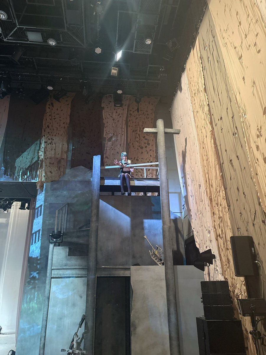 #舞台アサルトリリィ 

上手3階から手を振る冬佳