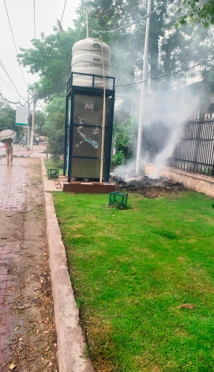 Thakurrsjamwal2's tweet image. T-53/199

Thick toxic smoke from burning leaves right outside @UniversityJammu gate.
No concern from University or PCB ?
Please note @CPCB_OFFICIAL for N/A 🙏
@moefcc  @ugc_india 

@over2shailaja @yashoazad @CRajiva 
@ajaykraina @BhavreenMK  @JayaKReports  @divya_gandotra