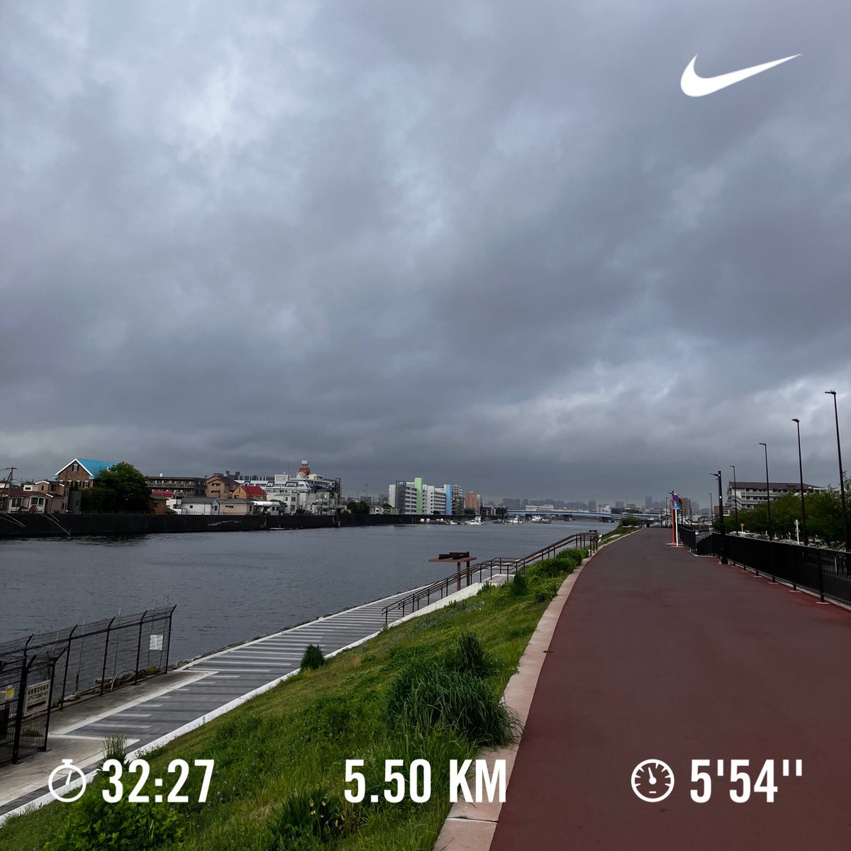 n363363's tweet image. 平日 #朝ラン 、川沿い往復5kmコースを往路は海からの強い向かい風に煽られながら。🌀😵
昨夜は急に蒸し暑くなり、明け方に暑くて目が覚めた。。
外に出たら、夜中に雨が降った跡が。☔️
#マラソン女子
#nikeplus  記録は #strava
#第32回星の郷八ヶ岳野辺山高原100kmウルトラマラソン 
#あと26日